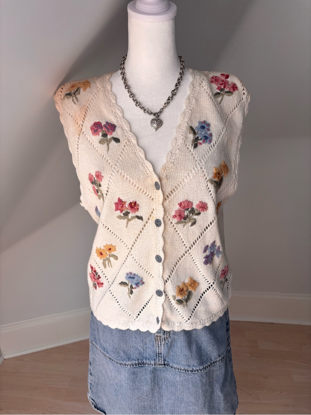 Vintage Northern Isles Hand-Embroidered Floral Knit Vest 🌸